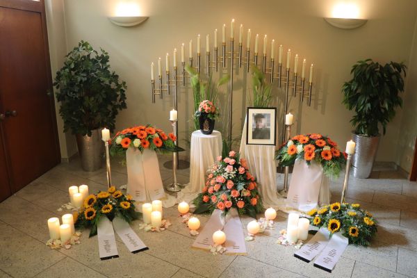 Trauerfeier in der kleinen Halle auf dem Waldfriedhof Schwerin